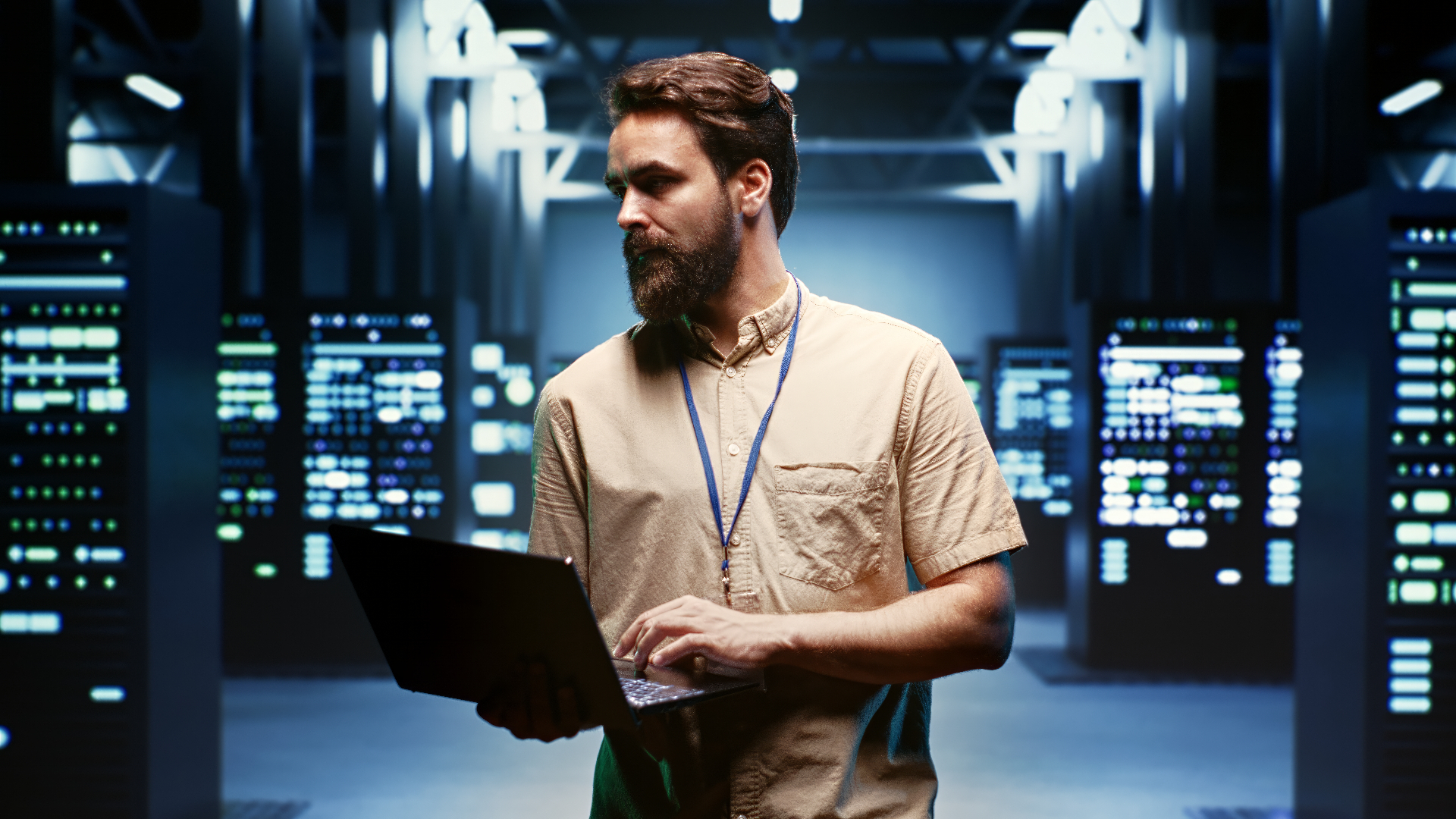 Engenheiro da Worksys configurando equipamentos em rack
